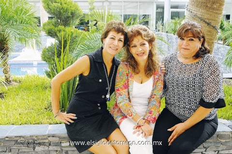 EN UN CUMPLE.  Ivonne, Anita e Irma.