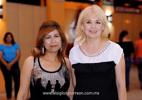 09092013 EN EL TEATRO.  Lupita y Katy.