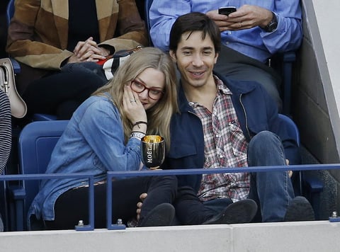 Los actores Amanda Seyfried  y Justin Long observan el juego.