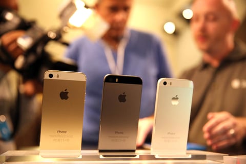 El iPhone 5S estará disponible en colores plateado, dorado y "gris espacial" y contará con un nuevo chip, el A7, que es hasta el doble de rápido que el A6.