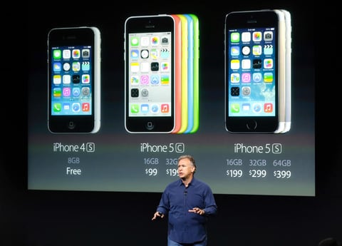 Para los compradores que firmen un contrato de dos años con un proveedor de servicios inalámbricos, el iPhone 5S tendrá un costo de 199 dólares para el modelo de 16 GB de memoria, 299 dólares para el de 32 y 399 para el de 64.