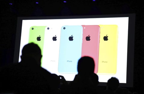 El iPhone 5C, de menor costo, estará disponible en cinco colores: verde, azul, amarillo, rosa y blanco.