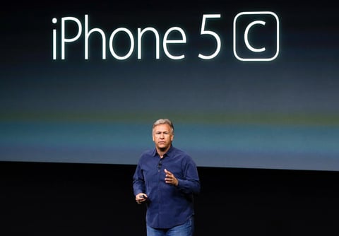 Apple anunció el lanzamiento de dos nuevos modelos de su popular teléfono inteligente iPhone, introduciendo por primera vez una versión económica que, de acuerdo con la compañía, le permitirá servir a más clientes.