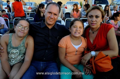 12092013 MóNICA,  Memo, Vale y Barbie.