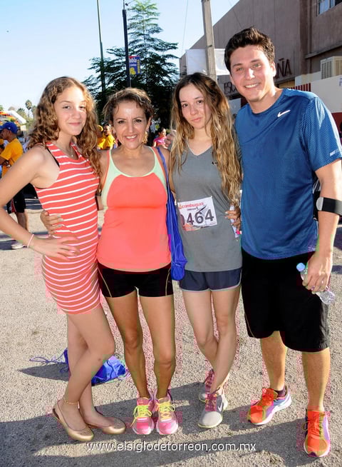 12092013 CARRERA ATLÉTICA.  Lidia Bichir, Carol, Rivka y Víctor Barré.