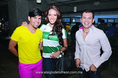 13092013 EN EL ESTADIO.  Waldo, Carolina y Ricardo.