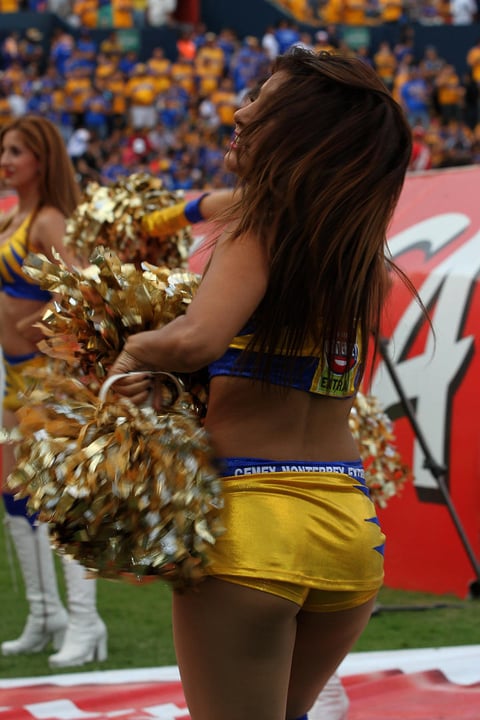 La porrista de Tigres bailando en el Volcán.