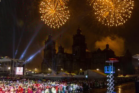 Un espectáculo pirotécnico se pudo apreciar en el Zócalo tras el Grito de Independencia.