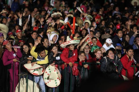 Capitalinos acudieron al Grito de Independencia en el Zócalo pese a la lluvia.