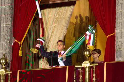 En punto de las 23:00 horas,  el mandatario cumplió con la tradición de dar el "Grito" para conmemorar el inicio de la guerra de Independencia.