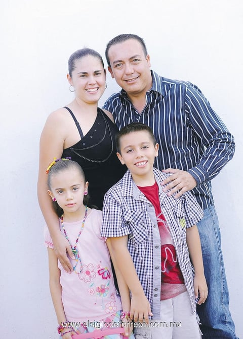 15092013 EN FAMILIA.  Marcela Arellano y Flavio Aldape con sus hijos Natalia y Emilio.
