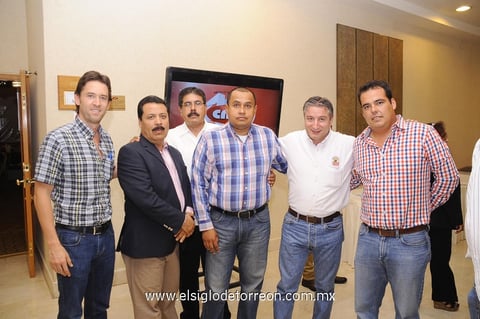 14092013 ENRIQUE,  Óscar, Hugo, Carlos, Roberto, Iván y Marycruz, entre otros amigos.