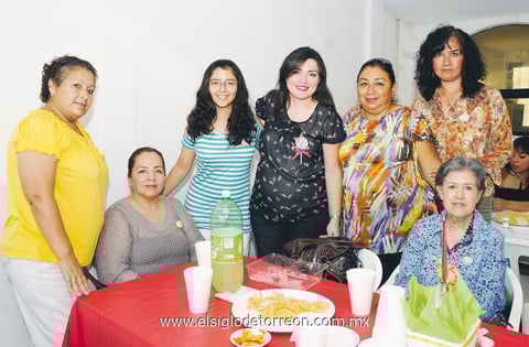 17092013 'BABY SHOWER'.  Michel Rodríguez de Marmolejo en compañía de algunas invitadas a su fiesta de canastilla.