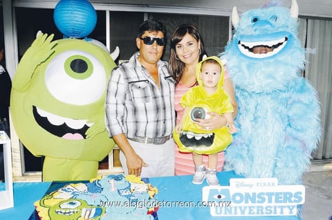 16092013 PIñATA 'MONSTER'.  Jesús Fernando Ibarra Padilla con sus abuelos.