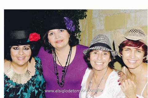 17092013 CUMPLE.  Bertha en compañía de Ale, Elvirita y Brenda.