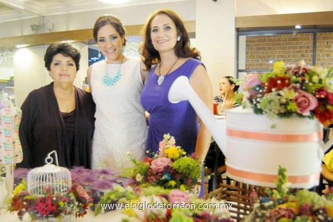 14092013 ELIZABETH  Salmón Siller con las anfitrionas de su despedida: Elizabeth Siller de Salmón y Guadalupe Tolosa de Ugalde.
