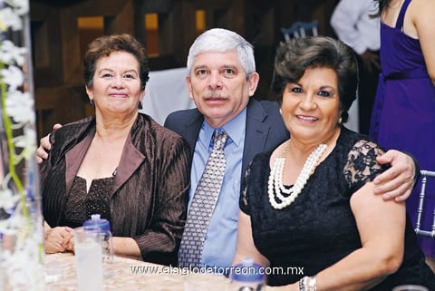 14092013 PRESENTES EN BODA.  Tere, Jorge y Elvia.