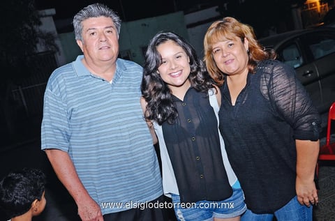 17092013 DESPEDIDA POR VIAJE DE ESTUDIOS.  Azucena con Pedro y Mayela.