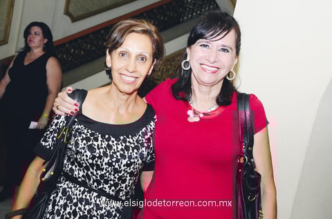 15092013 EN EL TEATRO.  Sara y Marcela.