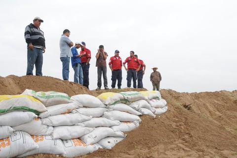 En muchas zonas fueron insuficientes los bordos y colocaron costales pero aún así el peligro era latente.