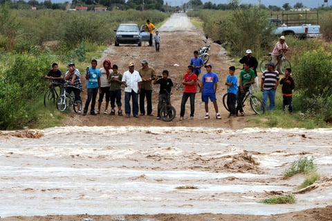 Varios caminos o brechas quedaron tapados con la avenida del río Aguanaval que llevaba más de 300 metros cúbicos de agua.