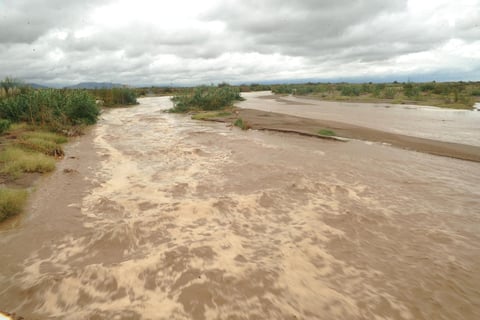 La avenida del Aguanaval, que no sucedía desde 2008, se debió a las fuertes lluvias en Zacatecas provocadas por las tormentas "Ingrid" y "Manuel" que azotaron las costas del Golfo de México y el Pacífico, respectivamente.