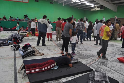 Temporal. Personas en el albergue temporal instalado en el gimnasio municipal de Matamoros al momento de la llegada del Gobernador de Coahuila, Rubén Moreira. Algunos estaban cansados.
