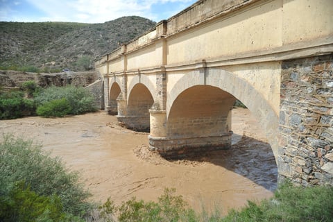Fuerte. El antiguo puente-canal Jalisco, construido en 1907. Sirve de importante apoyo para los vehículos particulares, camionetas, camiones de reparto de mercancías y transporte.
