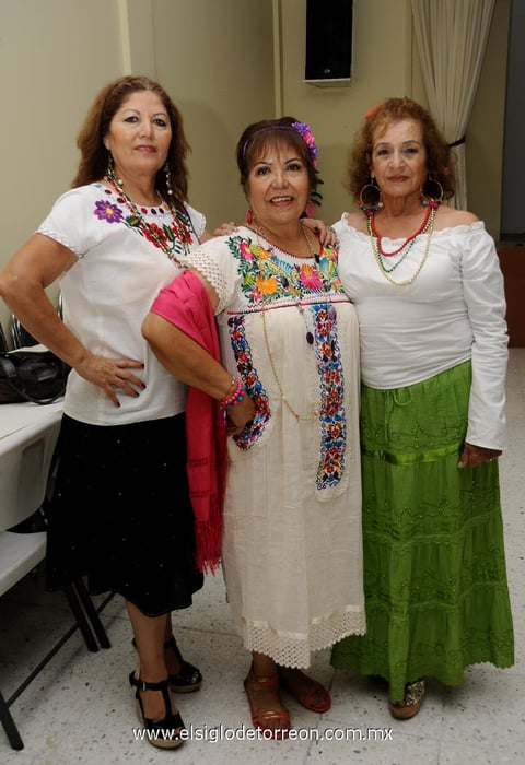 19092013 POSAN PARA LA FOTO.  Maty, Mina y Caty.