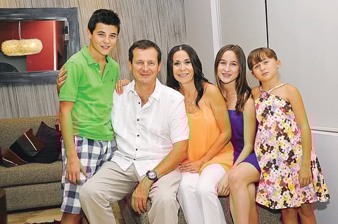 Paulina acompañada por sus papás, Alejandro y Verónica, y sus hermanos, Alejandro y Pamela