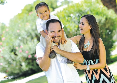 Con sus padrinos, Fernando Ramírez y Karla García
