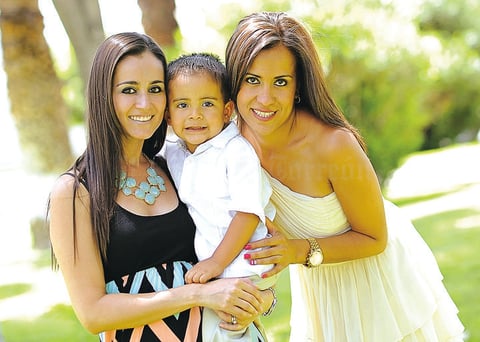 Diego Moreno Ramirez acompañado de su madrina Karla García y su mamá Cynthia Facio