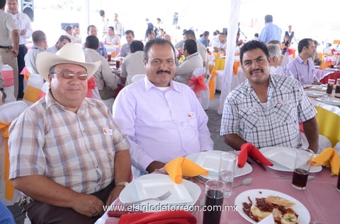 21092013 EN INAUGURACIóN.  Alberto, Abelardo y Gerardo.
