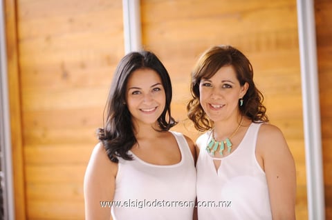 21092013 BAUTIZO.  Alejandra y Guadalupe en una reciente recepción.