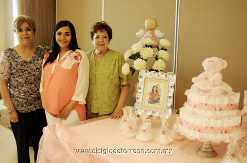 21092013 CANASTILLA.  Ana Lucía Martínez de Penieres se encuentra feliz por la cercana llegada de su bebé.
