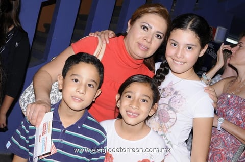 23092013 MARICELA,  Óscar, Ximena y Lucía.