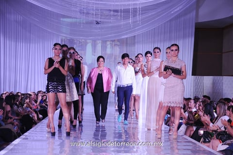 22092013 AL FINALIZAR  el desfile de modas.