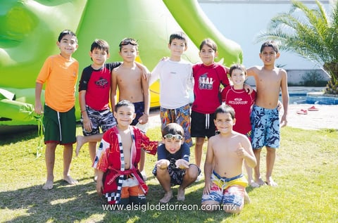 22092013 CUMPLEAñOS.  Iker Martínez con sus amigos.