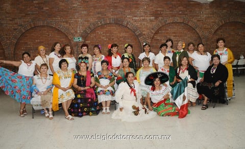 23092013 CELEBRAN FIESTAS PATRIAS.  Grupo de baile reductivo.