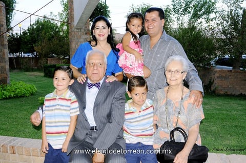 23092013 BODAS DE ORO.  José Jesús Espinosa Díaz y Silvia Amelia Vidal Fuentes con la Familia Espinosa Herrera.