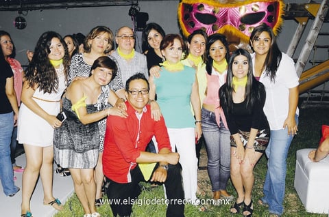 16092013 RECAUDAN FONDOS.  Grupo de organizadores de la fiesta de carnaval en pro de niños con hambre.