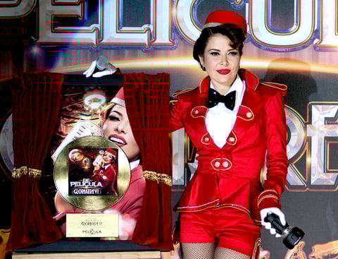 Gloria Trevi presentó en la Ciudad de México su nuevo disco "De película", la obra más visual y cinéfila de la artista donde combina las baladas románticas o familiares con temas con "un toque erótico para adultos".
