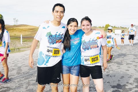 25092013 SE DIVIERTEN.  Víctor, Daniela y Gaby.