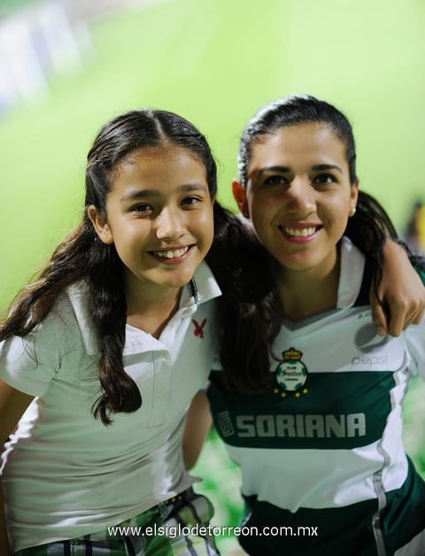 25092013 APOYANDO AL SANTOS.  Nuria y Mónica.