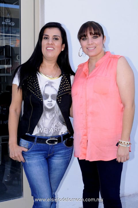 25092013 INAUGURACIóN.  Laura y Cristina.