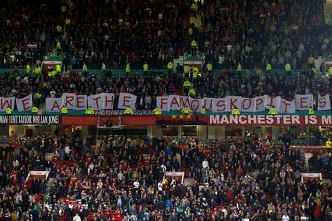 La afición del Liverpool se hizo presente en Old Trafford