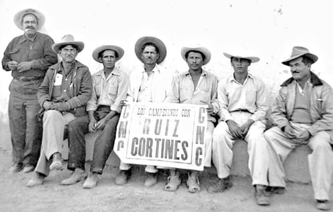 "El Charro", Eugenio Hinojosa, Pedro Hinojosa, RamÃ³n RodrÃ­guez y otros compaÃ±eros en el Ejido Ignacio Allende.