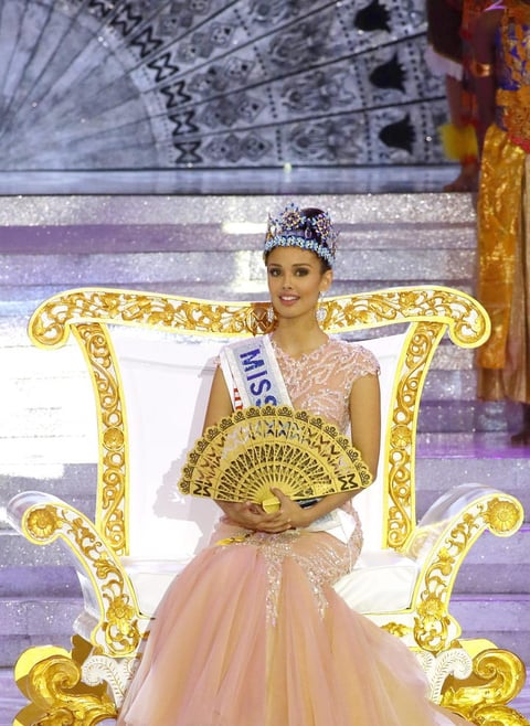 La nueva Miss Mundo, quien a pesar de su corta edad posee una dilatada carrera en la televisión de su país, en la que se estrenó con 15 años, estuvo arropada en todo momento por decenas de efusivos filipinos que coreaban y gritaban todas las apariciones de la modelo.
