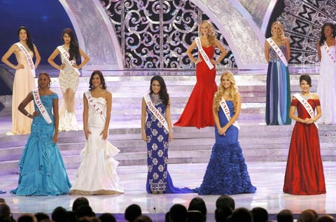 Las participantes cautivaron al publico con su elegancia en el desfile de vestidos de noche.