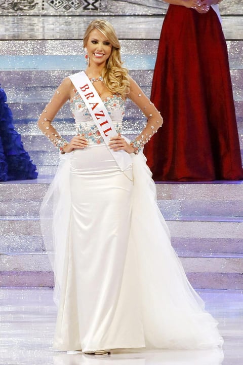 La brasileña Sancler Frantz Konzen lució deslumbrante con un vestido blanco con brillantes.